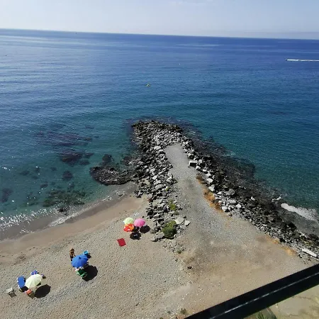 La Perla: Pies En El Agua *
