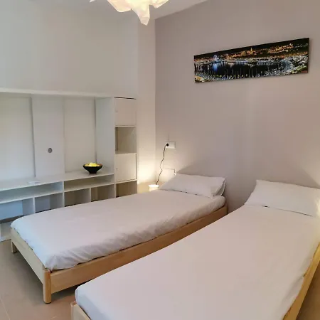 La Perla Cruise On Private Beach, Modern With Aircon & Wifi Apartment *