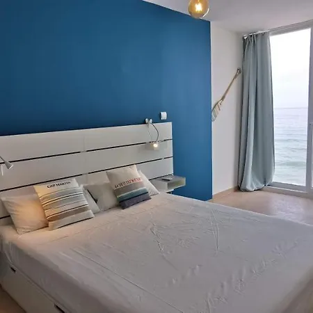 La Perla Cruise On Private Beach, Modern With Aircon & Wifi Apartment